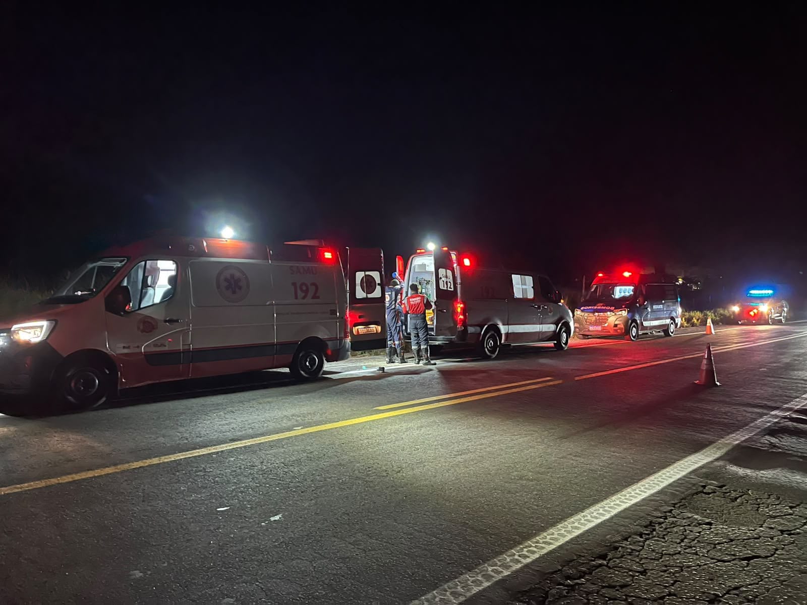 Três pessoas ficam feridas após colisão entre motocicletas na BR-262, em São Domingos do Prata