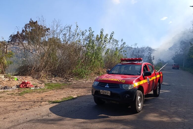 Bombeiros controlam incêndio em vegetação próximo a residências no bairro José de Alencar, em João Monlevade