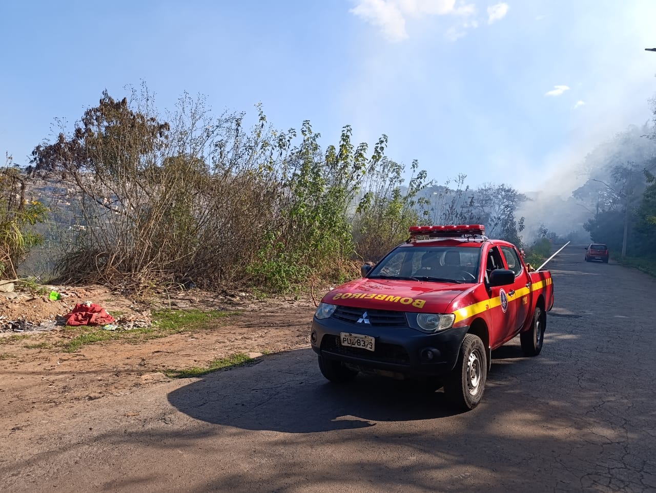 Bombeiros controlam incêndio em vegetação próximo a residências no bairro José de Alencar, em João Monlevade