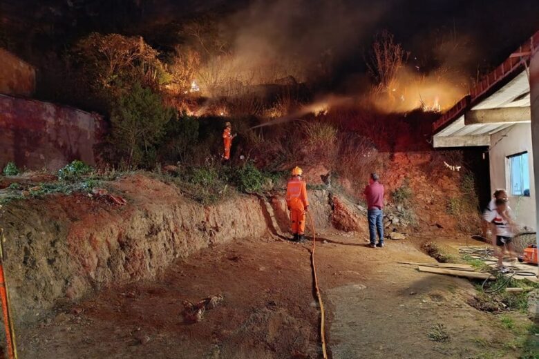 Bombeiros controlam incêndio em terreno próximo a residências no bairro Planalto, em João Monlevade