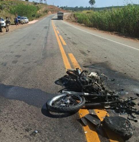 Motocicleta pega fogo após acidente na MG-434, próximo ao trevo de acesso ao distrito de Ipoema