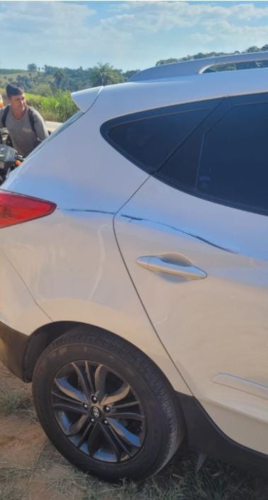 Motocicleta pega fogo após acidente na MG-434, próximo ao trevo de acesso ao distrito de Ipoema