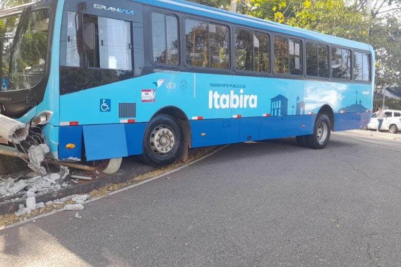Ônibus atinge poste durante manobra próximo ao Hospital Carlos Chagas, em Itabira