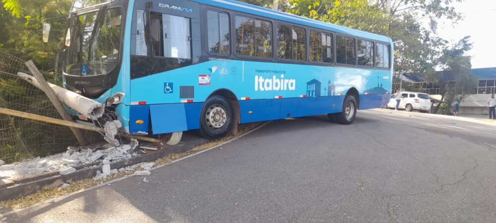 Ônibus atinge poste durante manobra próximo ao Hospital Carlos Chagas, em Itabira