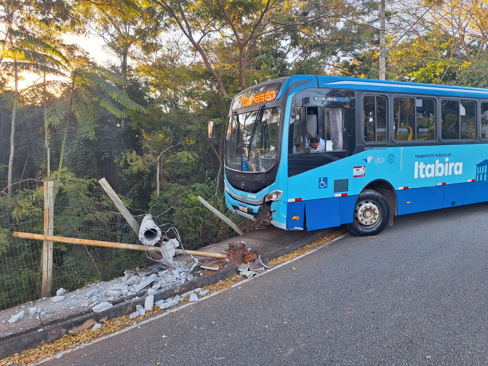 Ônibus atinge poste durante manobra próximo ao Hospital Carlos Chagas, em Itabira