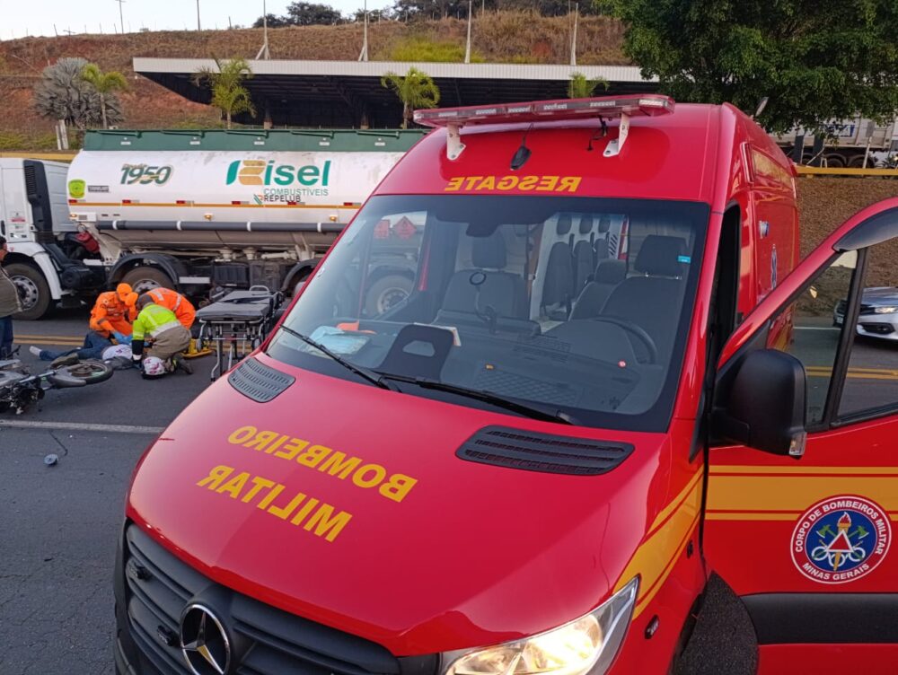 Motociclista fica ferido após colisão com caminhão na BR-381, em João Monlevade