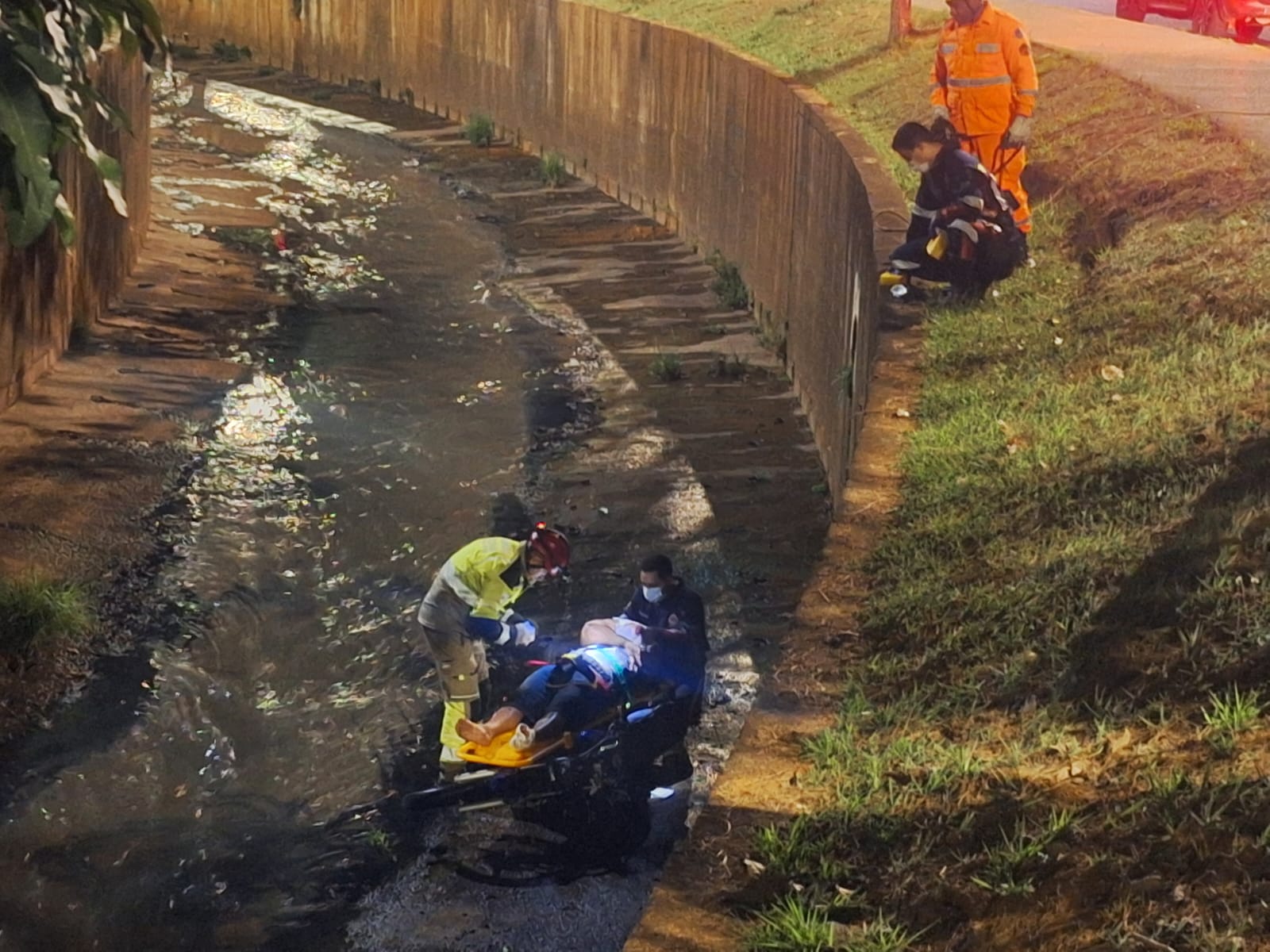 Motociclista fica ferido após cair em canal na avenida Li Guerra, em Itabira