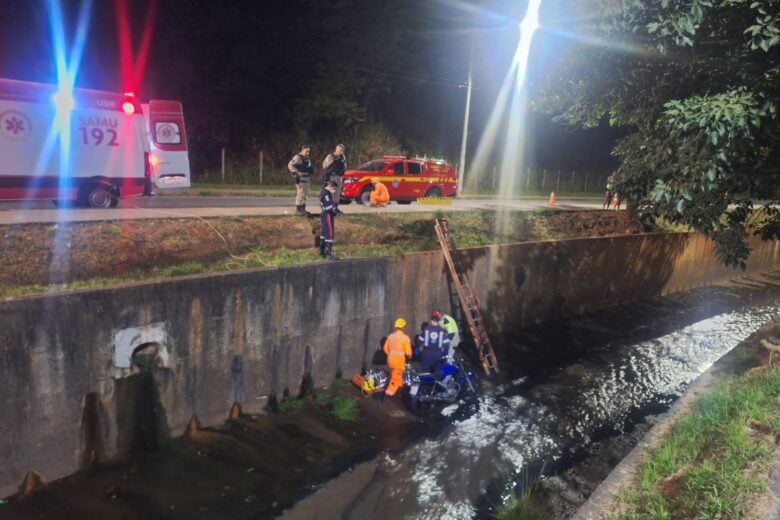 Motociclista fica ferido após cair em canal na avenida Li Guerra, em Itabira