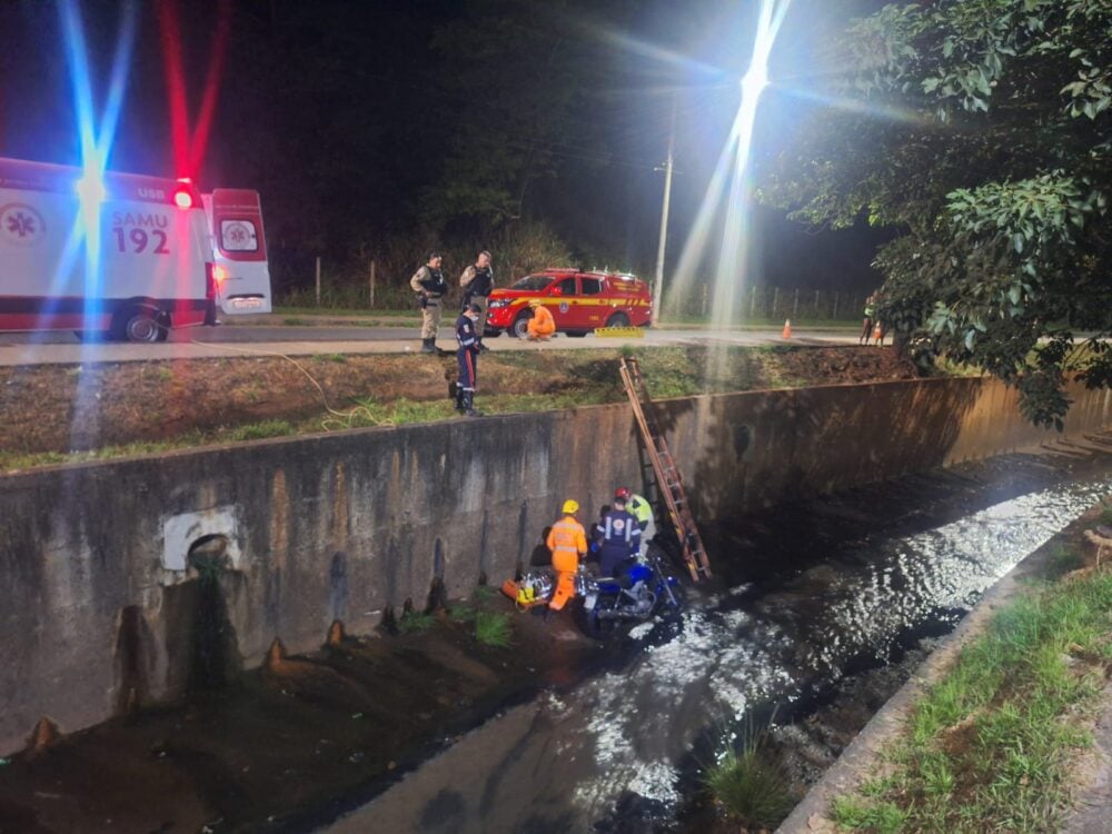 Motociclista fica ferido após cair em canal na avenida Li Guerra, em Itabira