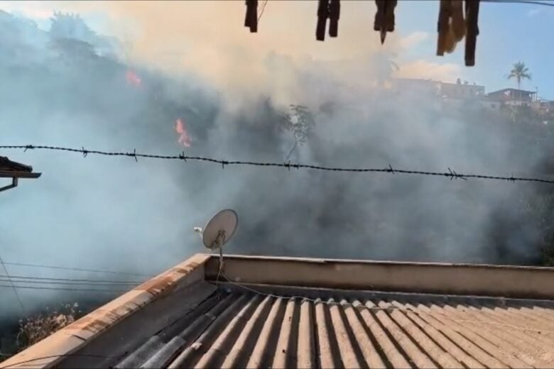 Incêndio de grandes proporções atinge área de mata entre os bairros Madre Maria e Juca Batista, em Itabira