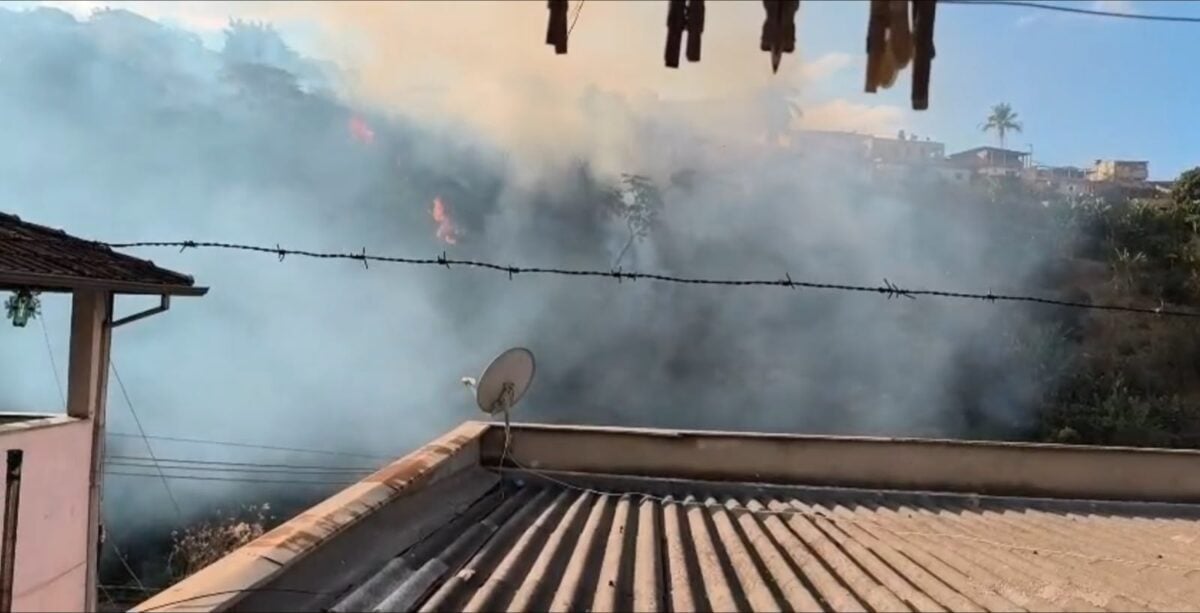 Incêndio de grandes proporções atinge área de mata entre os bairros Madre Maria e Juca Batista, em Itabira