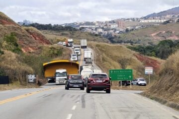 Transporte de báscula deixa trânsito lento em rodovias no entorno de Itabira