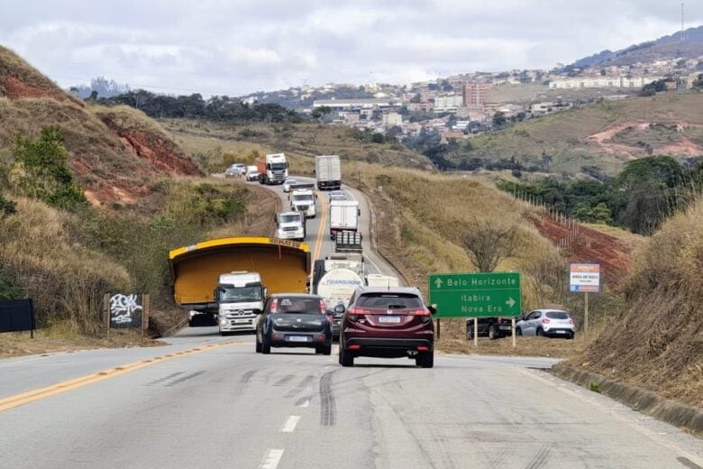 Transporte de báscula deixa trânsito lento em rodovias no entorno de Itabira