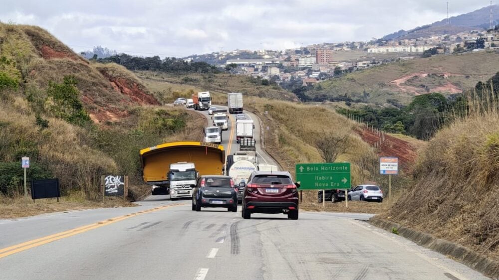 Transporte de báscula deixa trânsito lento em rodovias no entorno de Itabira