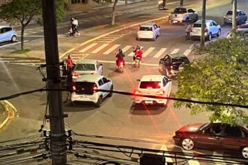 Freada de veículo provoca batida entre dois carros na avenida Mauro Ribeiro, em Itabira 