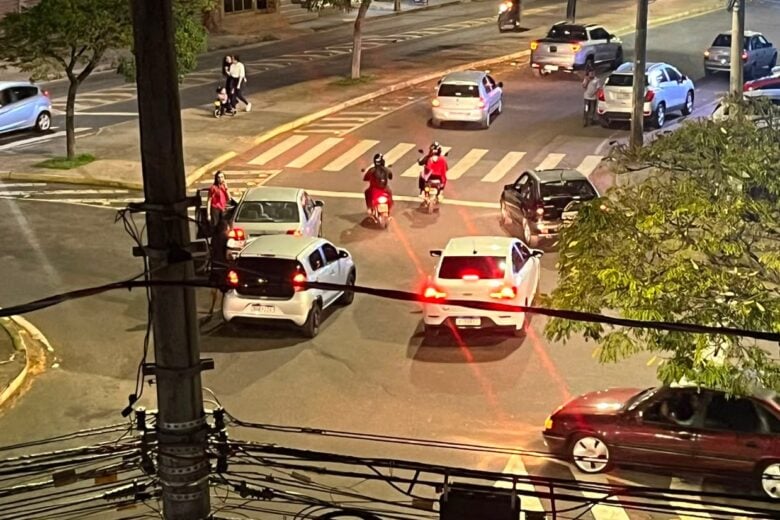 Freada de veículo provoca batida entre dois carros na avenida Mauro Ribeiro, em Itabira 