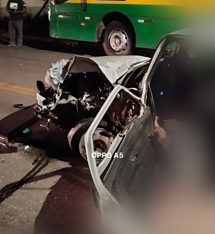 Saveiro colide contra ônibus estacionado no Fênix e deixa motorista gravemente ferido em Itabira