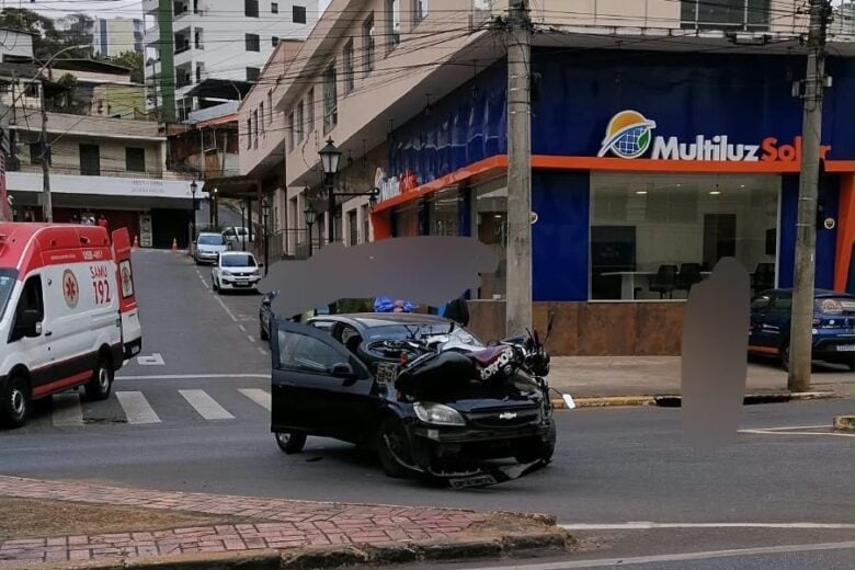 Motocicleta fica sobre capô de Celta após acidente em cruzamento de João Monlevade