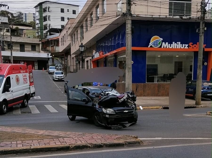 Motocicleta fica sobre capô de Celta após acidente em cruzamento de João Monlevade