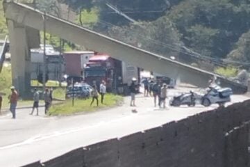 Duas pessoas morrem após caminhão atingir passarela na BR-381, em São Paulo