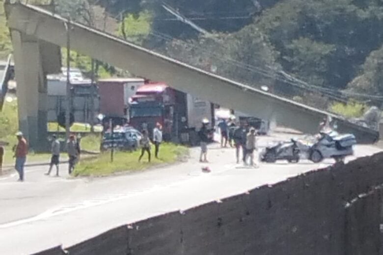 Duas pessoas morrem após caminhão atingir passarela na BR-381, em São Paulo