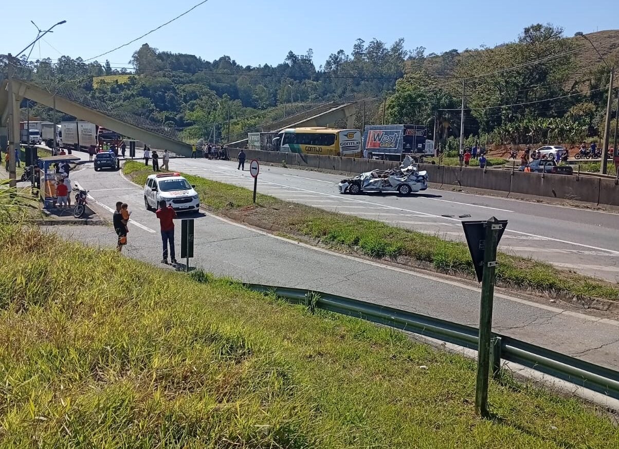 Duas pessoas morrem após caminhão atingir passarela na BR-381, em São Paulo