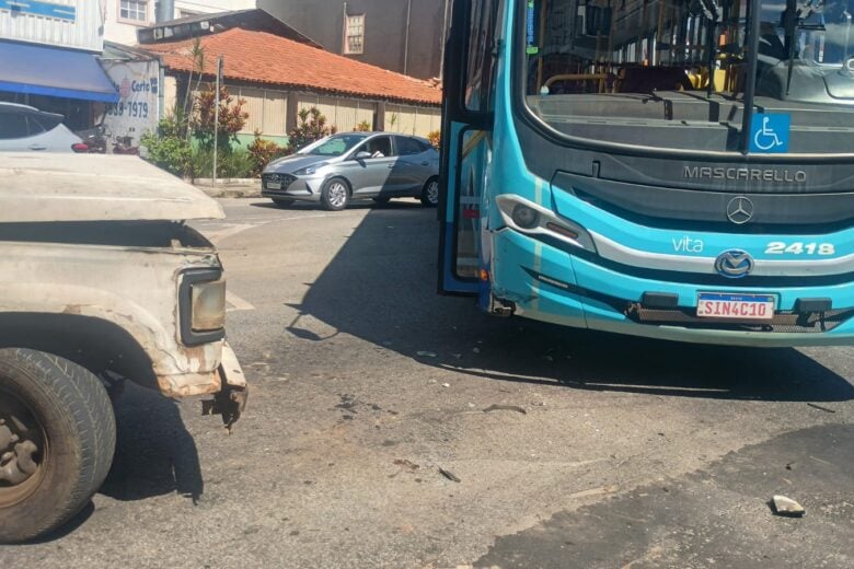 Ônibus da VITA e caminhonete D-20 colidem na Vila Santa Rosa, em Itabira
