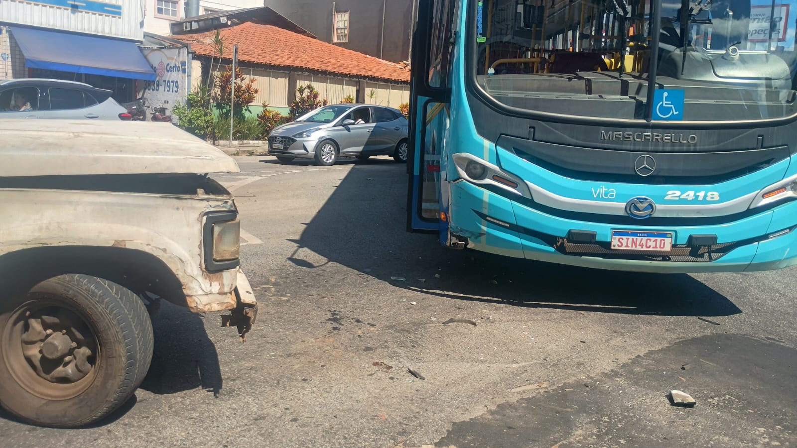 Ônibus da Vita e caminhonete D-20 colidem na Vila Santa Rosa, em Itabira