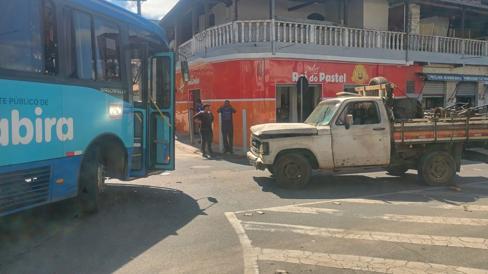 Ônibus da VITA e caminhonete D-20 colidem na Vila Santa Rosa, em Itabira
