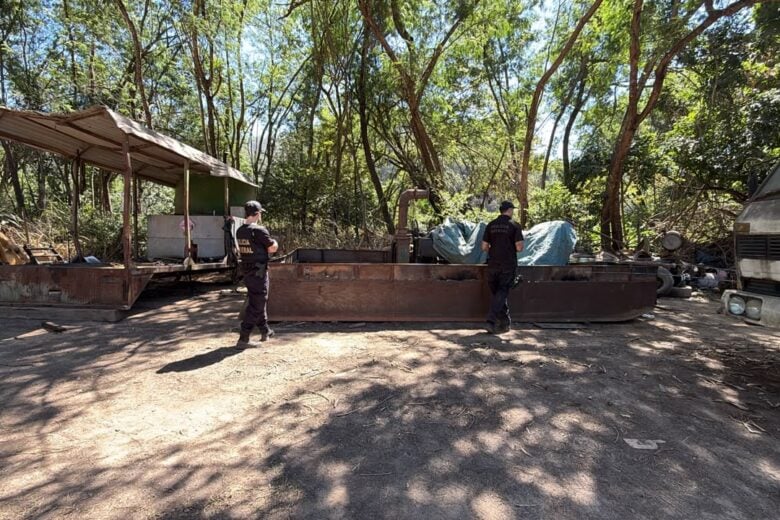 Polícia Federal apreende máquinas e veículos em operação contra extração ilegal de minérios no Vale do Aço