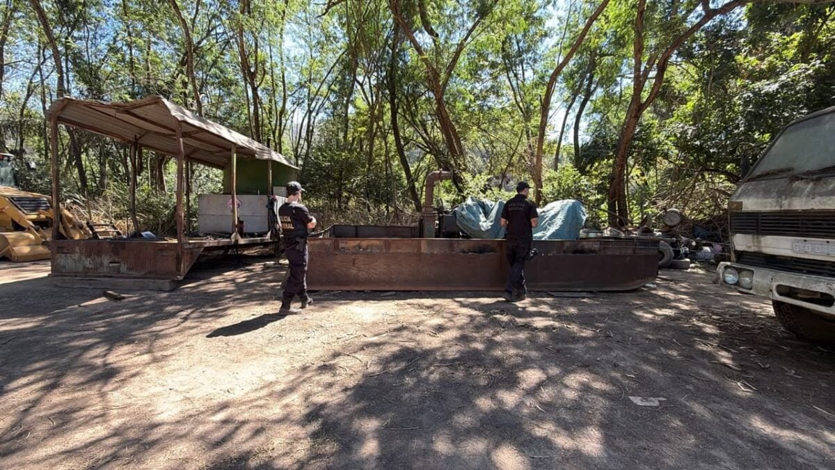 Polícia Federal apreende máquinas e veículos em operação contra extração ilegal de minérios no Vale do Aço