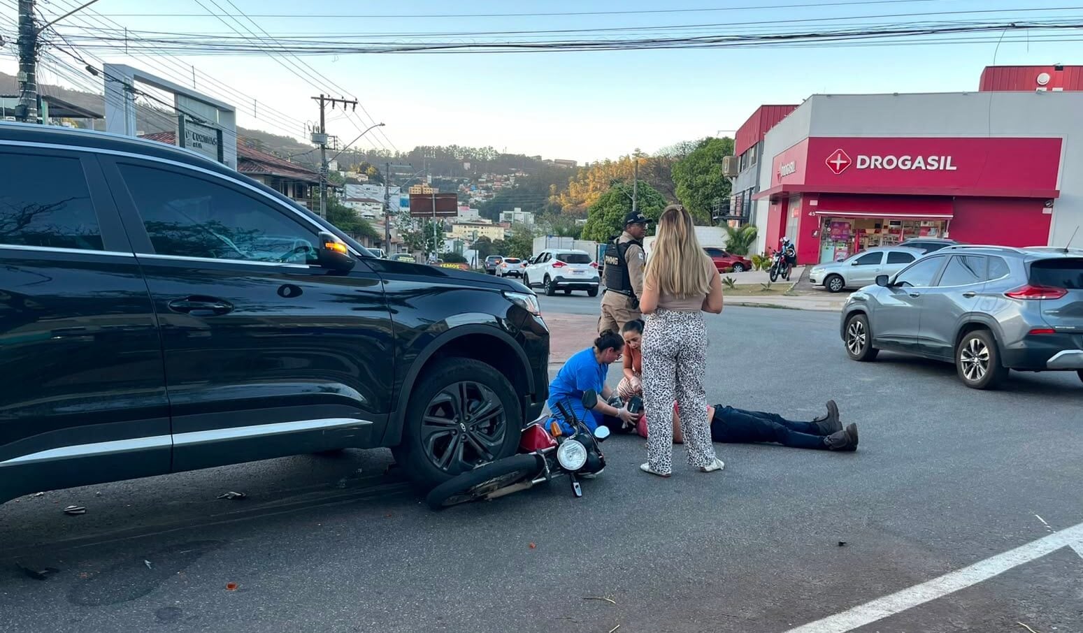 Motociclista fica ferido após colisão com carro no bairro Esplanada da Estação, em Itabira