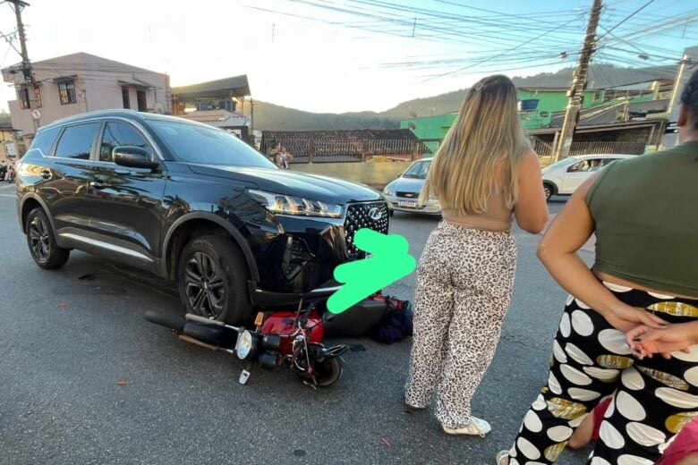 Motociclista fica ferido após colisão com carro no bairro Esplanada da Estação, em Itabira