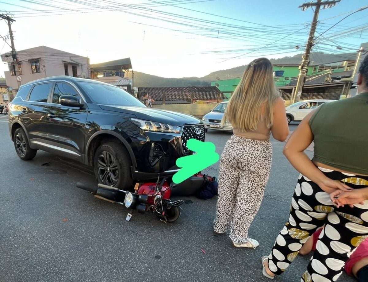 Motociclista fica ferido após colisão com carro no bairro Esplanada da Estação, em Itabira