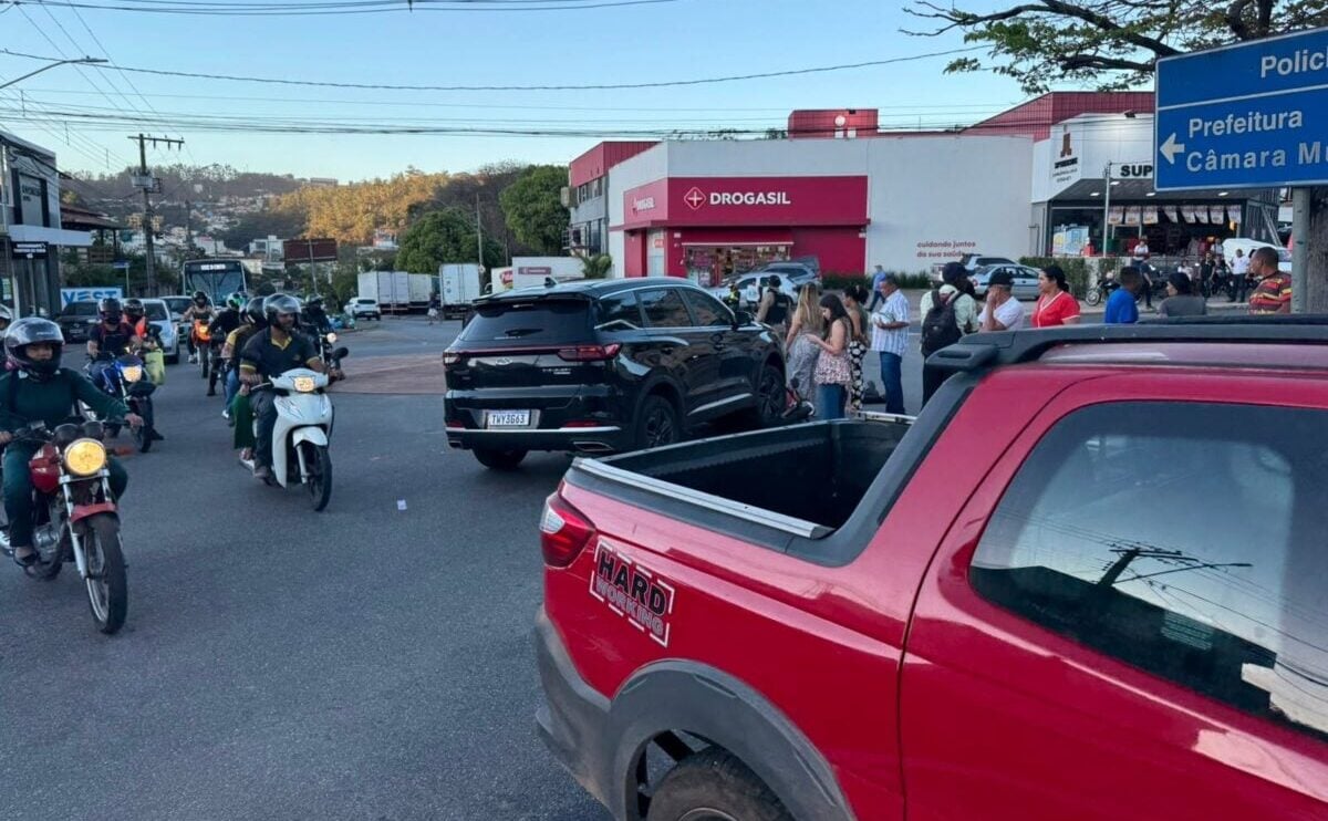 Motociclista fica ferido após colisão com carro no bairro Esplanada da Estação, em Itabira