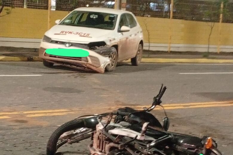 Acidente entre carro e moto deixa motociclista ferido no bairro Areão, em Itabira 