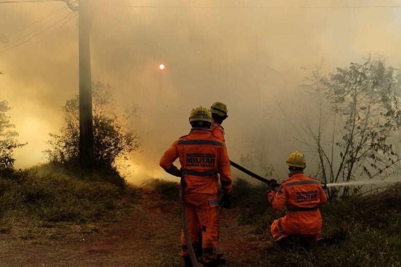 Incêndio de grandes proporções atinge área de vegetação em João Monlevade