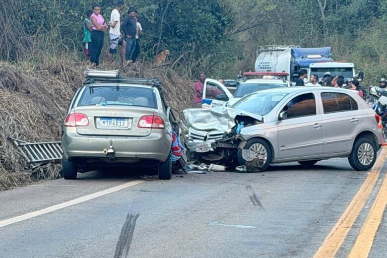 Colisão frontal entre dois carros deixa sete pessoas feridas na MGC-120, em Santa Maria de Itabira
