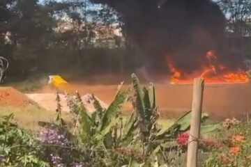 Incêndio de grandes proporções atinge depósito de banheiros químicos em Itabira
