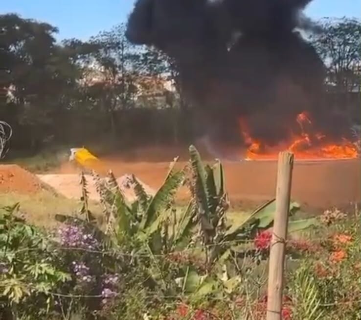 Incêndio de grandes proporções atinge depósito de banheiros químicos em Itabira