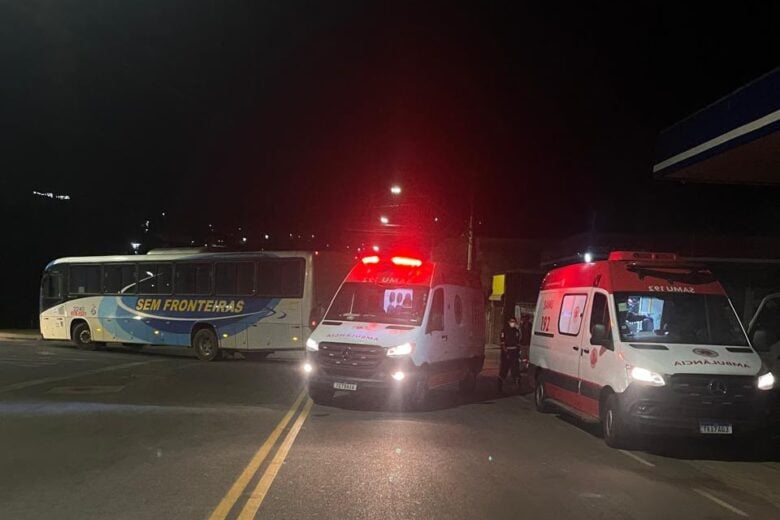 Batida entre ônibus e motocicleta deixa duas pessoas feridas no João XXIII, em Itabira