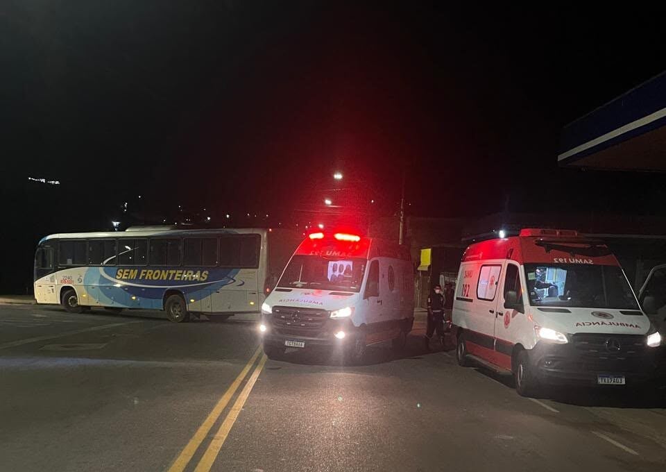 Batida entre ônibus e motocicleta deixa duas pessoas feridas no João XXIII, em Itabira