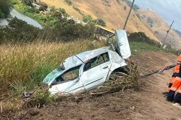Jovem morre e quatro ficam feridos após carro despencar em ribanceira de 20 metros na BR-381