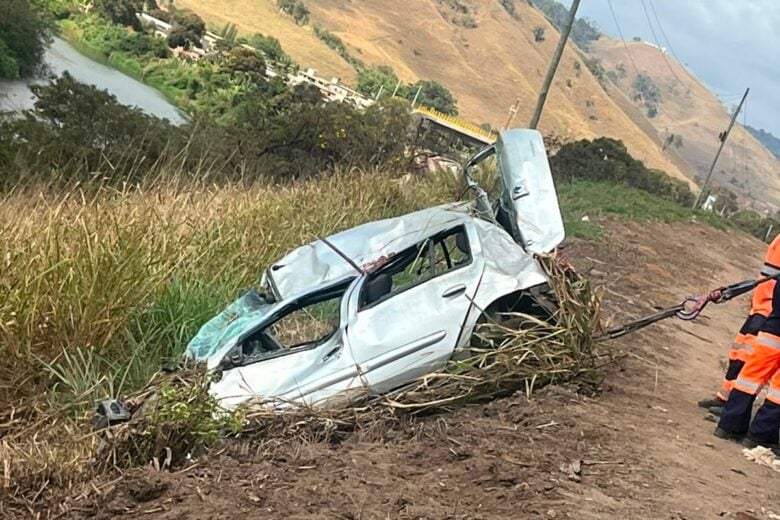 Jovem morre e quatro ficam feridos após carro despencar em ribanceira de 20 metros na BR-381