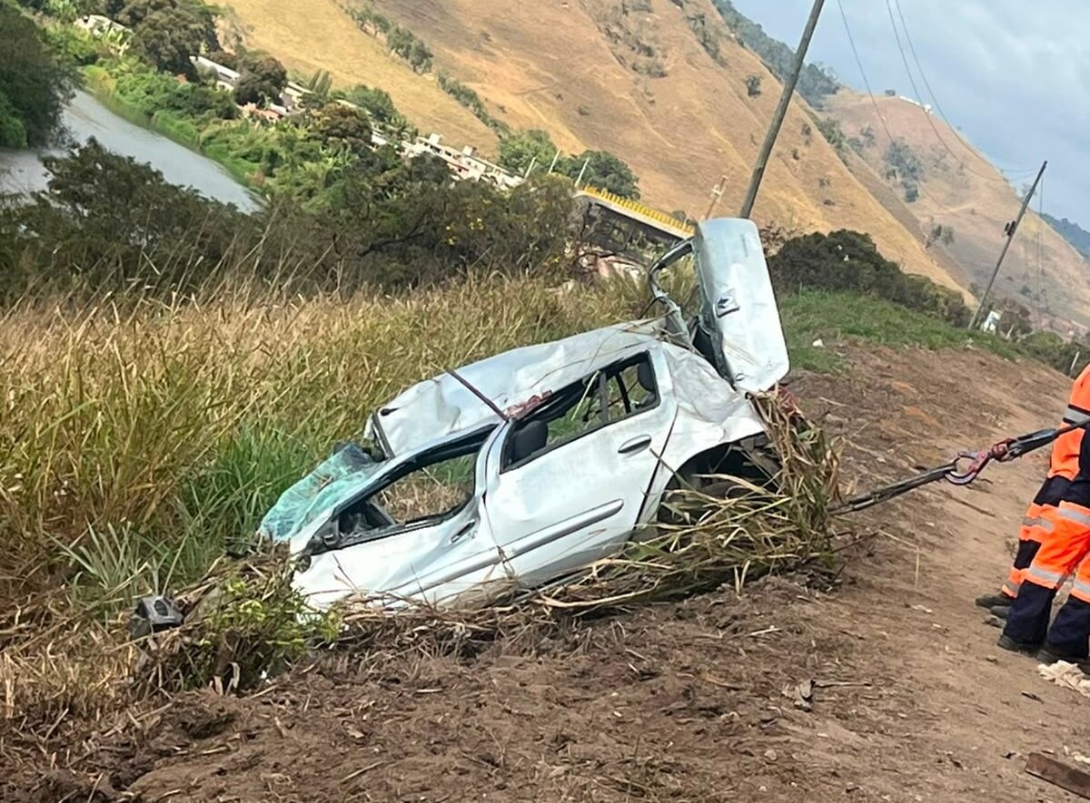Jovem morre e quatro ficam feridos após carro despencar em ribanceira de 20 metros na BR-381