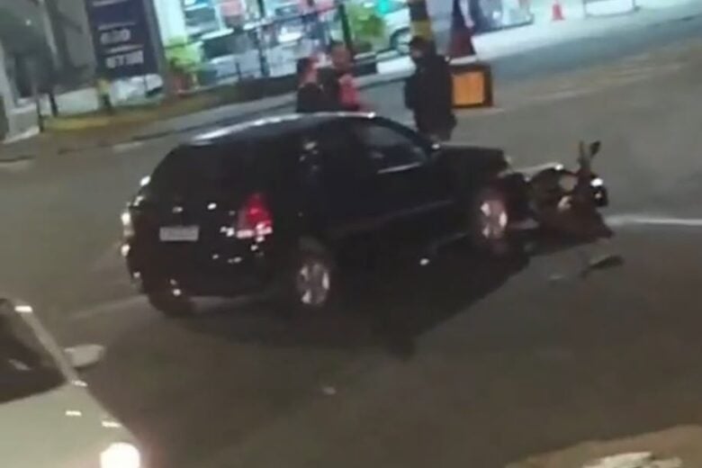Palio e motocicleta colidem no bairro Água Fresca, em Itabira