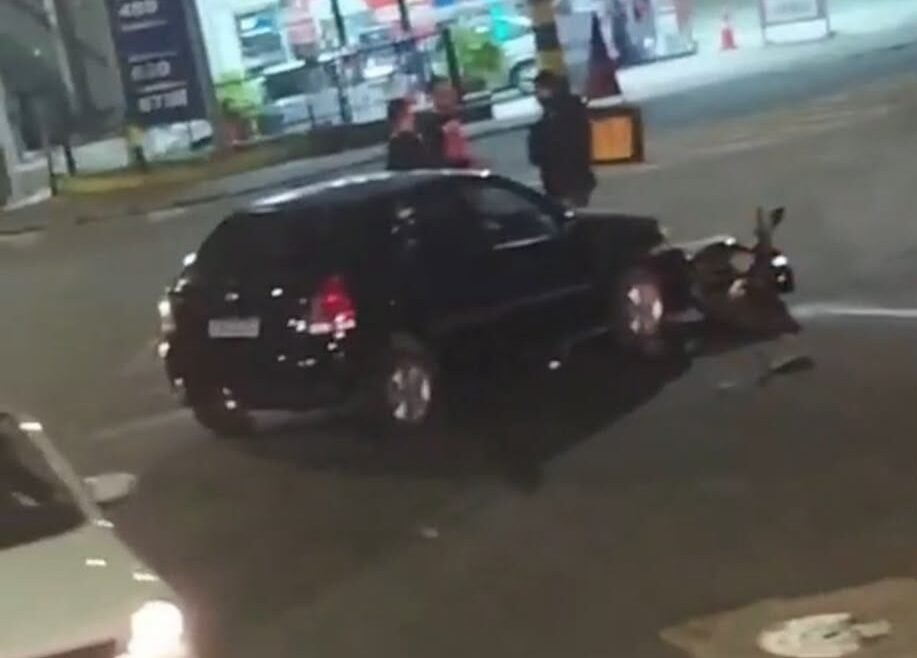 Palio e motocicleta colidem no bairro Água Fresca, em Itabira