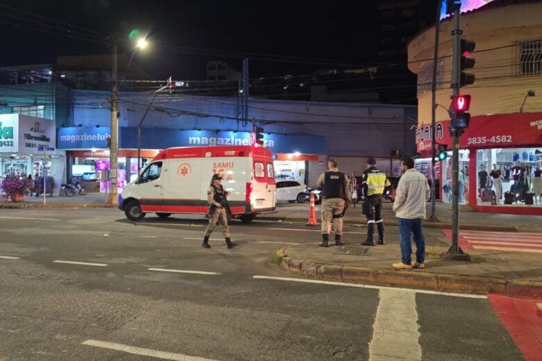 Samu socorre homem após queda na avenida João Pinheiro, em Itabira