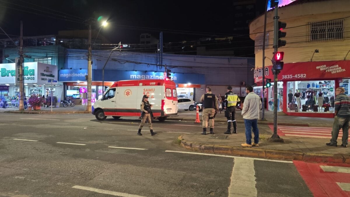 Samu socorre homem após queda na avenida João Pinheiro, em Itabira