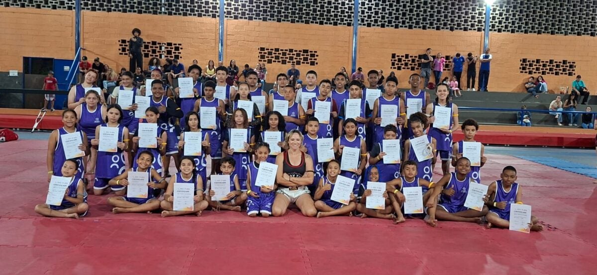 Crianças de Itabira recebem graduação no Muay Thai pelo Projeto Esporte e Cidadania